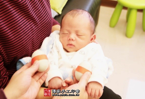 剃胎毛、滿月剃頭、嬰兒剃頭、嬰兒理髮、嬰兒剃髮、嬰兒剃胎毛、嬰兒滿月剃頭、寶寶剃頭、剃胎毛儀式、剃胎毛吉祥話、滿月剃頭儀式、滿月剃頭吉祥話、寶寶剃胎毛、寶寶滿月剃頭理髮、 新北三重區剃胎毛、新北三重區滿月剃頭、 新北三重區嬰兒剃頭剃胎毛、新北三重區嬰兒理髮、新北三重區嬰兒剃髮、謝寶寶(新北三重區到府嬰兒寶寶滿月剃頭理髮、免費到府嬰兒剃胎毛儀式吉祥話)。到府剃頭剃胎毛主持、專業拍照、DVD光碟、證書。★購買「臍帶章、肚臍章、胎毛筆刷印章」贈送：剃頭、收涎、抓周，三選一。2016.01.10 照片4